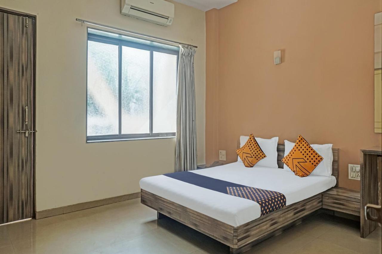 Oyo Flagship 75444 Hotel Kinara Lodging & Boarding Mangvadi Exterior photo